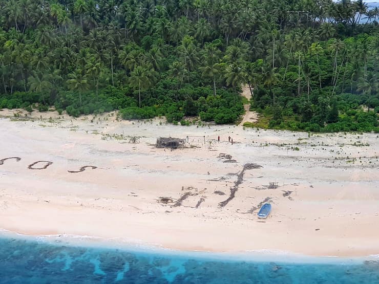 שלושה חולצו בזכות SOS על אי קטן בודד ב מיקרונזיה