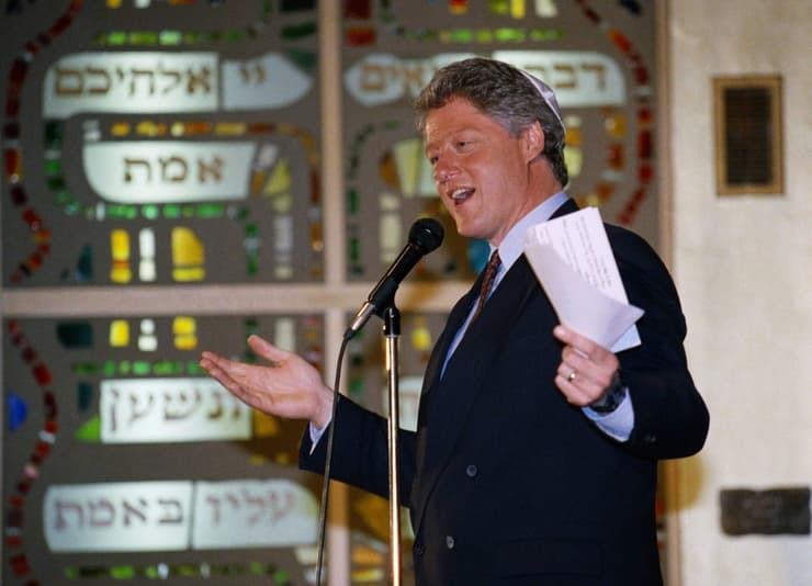 ארה"ב בוחרת 2020 הקול היהודי ביל קלינטון עם כיפה בית כנסת פלורידה 1992