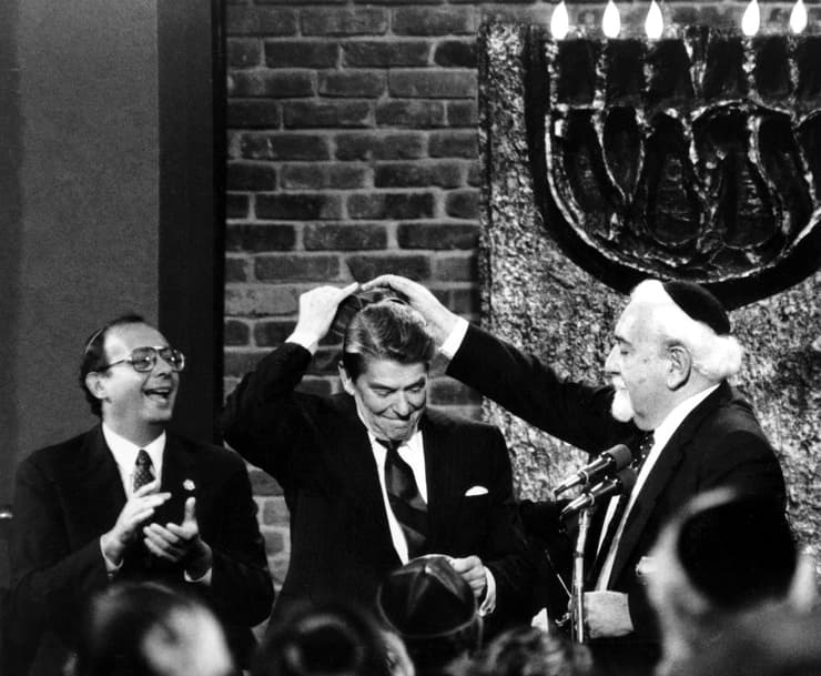 ארה"ב בוחרת 2020 הקול היהודי רונלד רייגן ב בית כנסת כיפה לונג איילנד ניו יורק 1984
