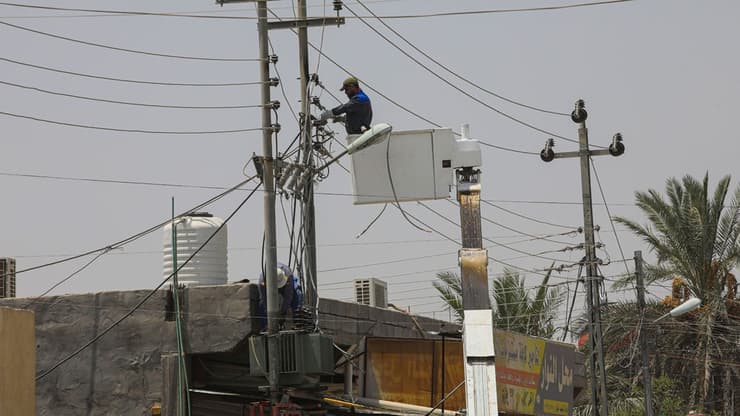 עיראק עבודות תשתית עמודי חשמל בעיר בצרה