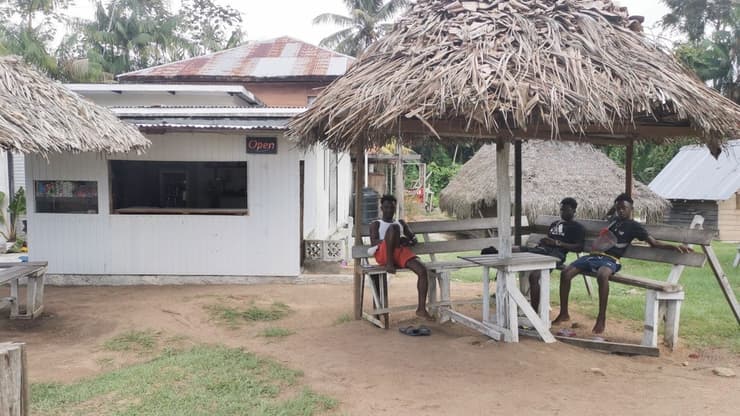 אנשים שפגשתי יושבים ליד המכולת בכפר Pikin Slee - כפר של צאצאים לעבדים אפריקנים
