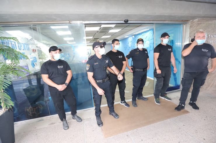 שוטרים בכניסה למשרדי ההתאחדות