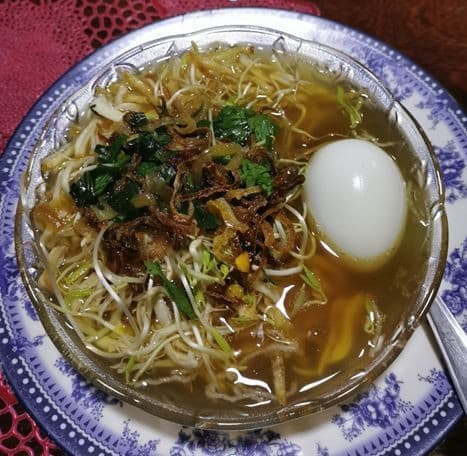 מרק Saoto - מנה אינדונזית ידועה גם כאחת האהובות במטבח הסורינאמי
