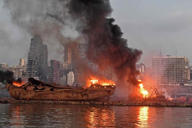 לבנון ביירות פיצוץ אסון ב נמל ספינה בוערת