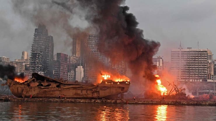 לבנון ביירות פיצוץ אסון ב נמל ספינה בוערת