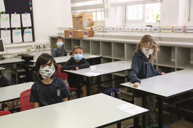 ילדים בכיתה עם מסכה