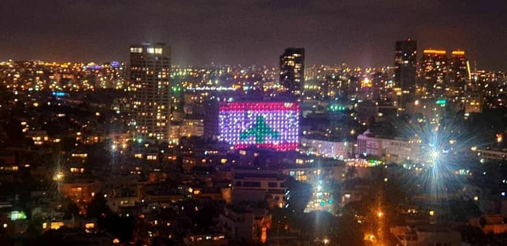 דגל לבנון על מבנה עיריית ת"א