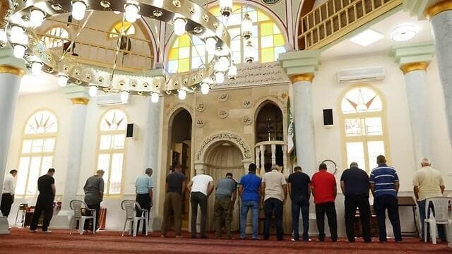 מתפללים במסגד נוזהה