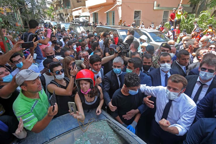 נשיא צרפת עמנואל מקרון ביירות עם תושבים אחרי אסון ה פיצוץ ב נמל