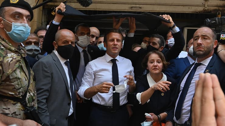 נשיא צרפת עמנואל מקרון ביירות עם תושבים אחרי אסון ה פיצוץ ב נמל