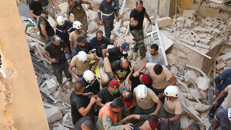 ביירות לבנון חילוץ פצוע מההריסות אחרי ה פיצוץ