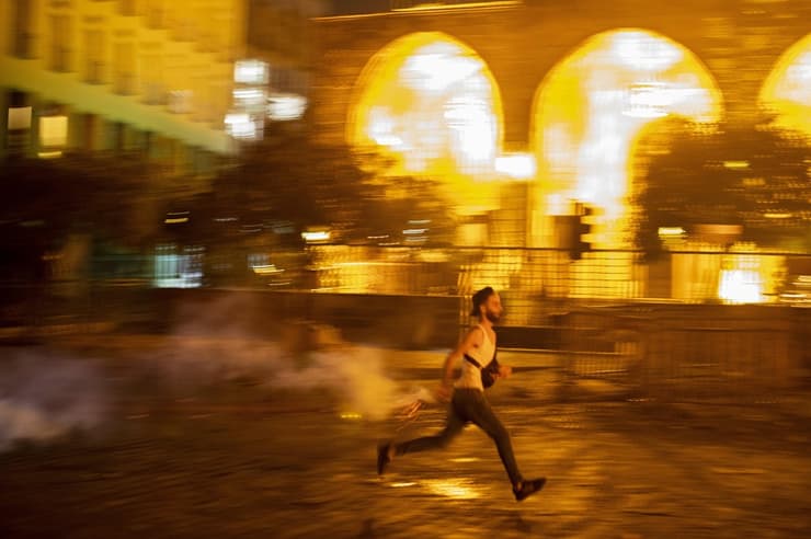 הפגנה מהומות לבנון ביירות בעקבות אסון ה פיצוץ ב נמל מפגינים אש שוטרים