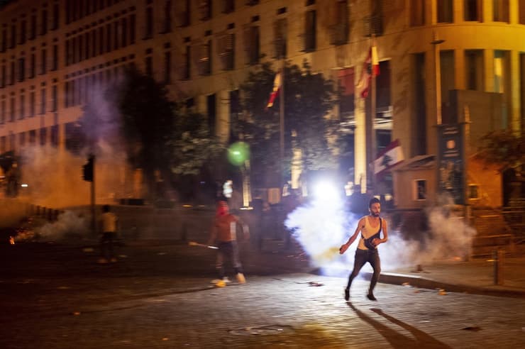 הפגנה מהומות לבנון ביירות בעקבות אסון ה פיצוץ ב נמל מפגינים אש שוטרים