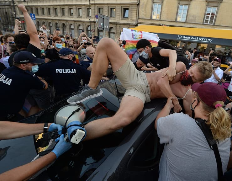 פולין להט"ב גאווה משטרת פולין מפנה מפגינים שניסו למנוע מעצר פעילה
