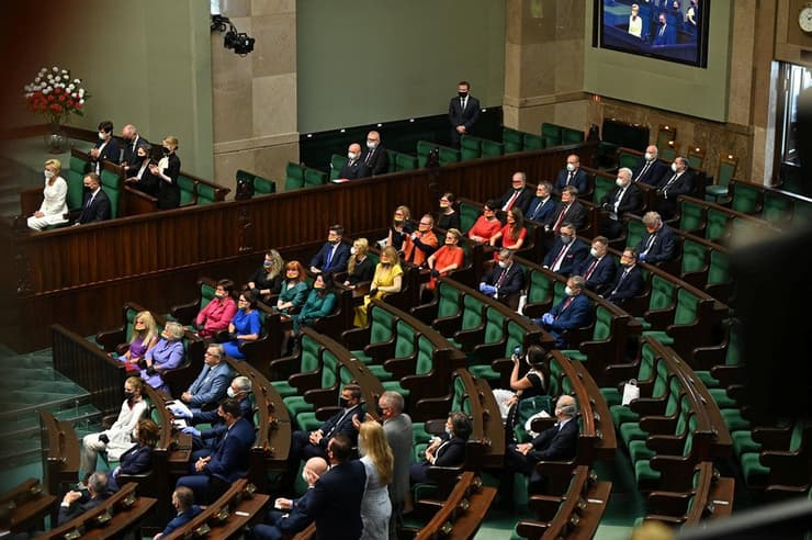פולין חברות פרלמנט באו לבושות בצבעי דגל ה גאווה להט"ב ל השבעת הנשיא