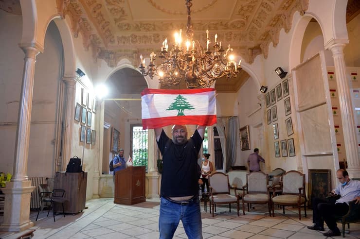 לבנון ביירות אסון פיצוץ נמל מפגינים פרצו ל משרד החוץ תמונה מתוך המשרד