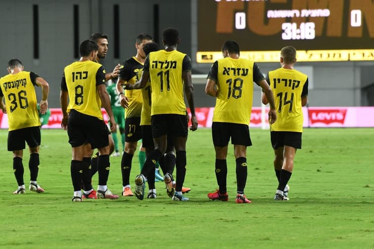 שחקני מכבי נתניה חוגגים