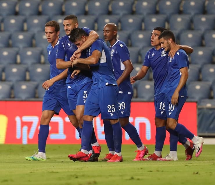 שחקני מכבי פתח תקווה חוגגים