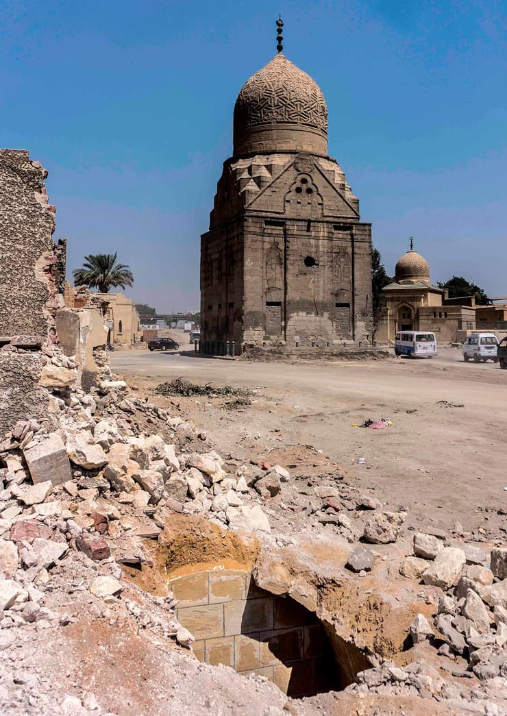 עבודות סלילת כביש מהיר ב עיר המתים נקרופוליס קהיר מצרים