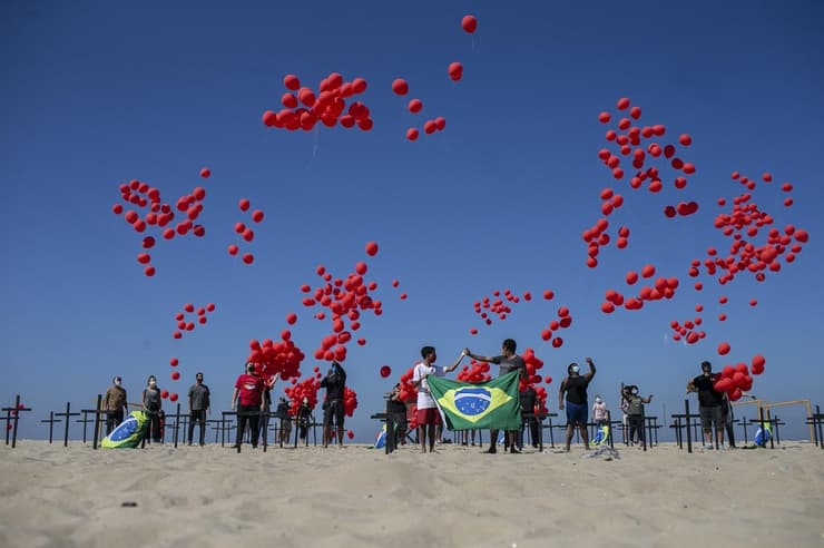 מחווה לזכר 100 אלף מתים מ קורונה ב ברזיל , קופקבנה ריו דה ז'ניירו