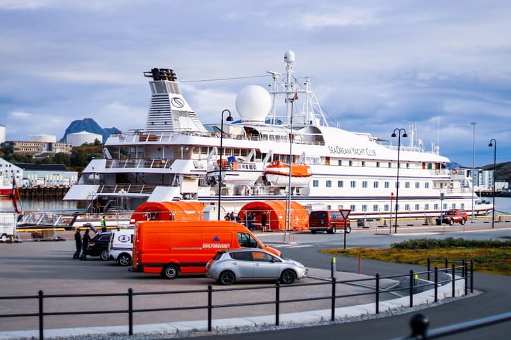 אוניית SeaDream עוגנת בנמל בודו נורווגיה