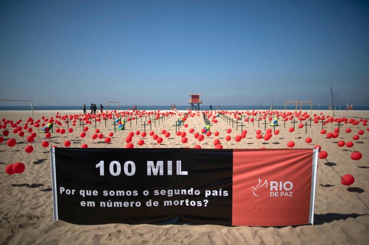 מחווה לזכר 100 אלף מתים מ קורונה ב ברזיל , קופקבנה ריו דה ז'ניירו