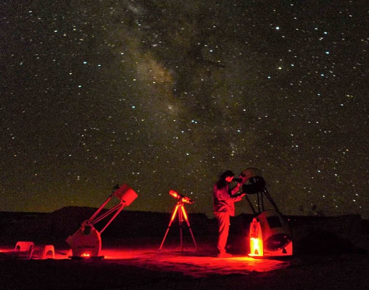 תצפית כוכבים באמצעות טלסקופים 