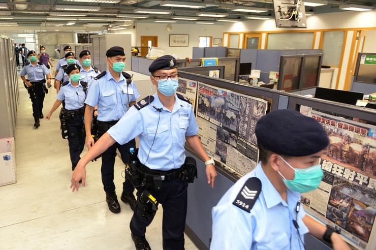 הונג קונג סין פשיטה של המשטרה על משרדי Apple Daily במקביל ל מעצר איל התקשורת ג'ימי לאי פרו דמוקרטי