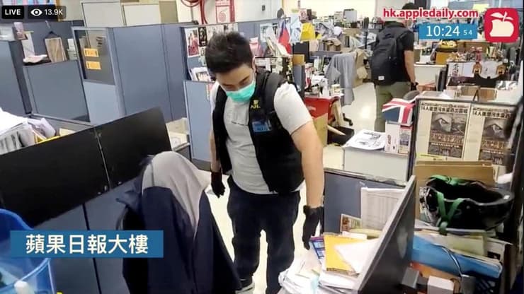הונג קונג סין פשיטה של המשטרה על משרדי Apple Daily במקביל ל מעצר איל התקשורת ג'ימי לאי פרו דמוקרטי