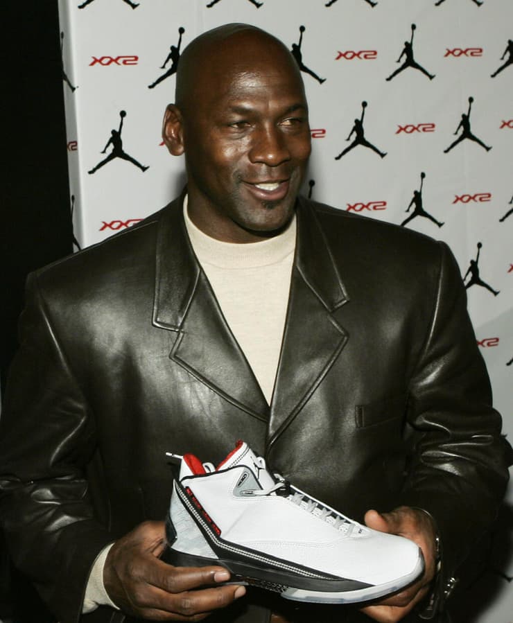 "ידעתי שמייקל מאמין בנו". ג'ורדן עם נעלי אייר ג'ורדן (צילום: רויטרס) מייקל ג'ורדן עם נעלי אייר ג'ורדן