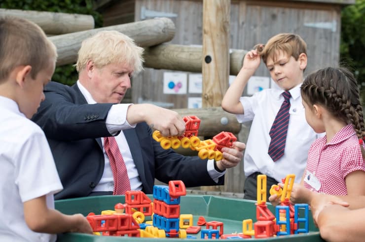 ראש ממשלת בריטניה משחק עם ילדים בקנט