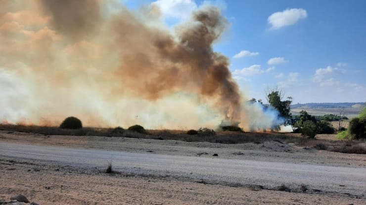 שריפה פרצה באזור גדר הגבול מול קיבוץ ארז