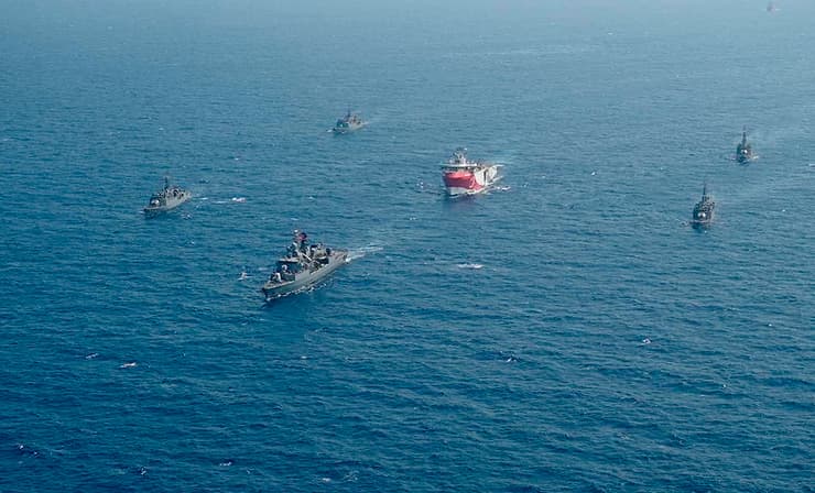 טורקיה יוון סכסוך שליטה ים אוניית סקר טורקית מלווה על ידי אוניות מלחמה