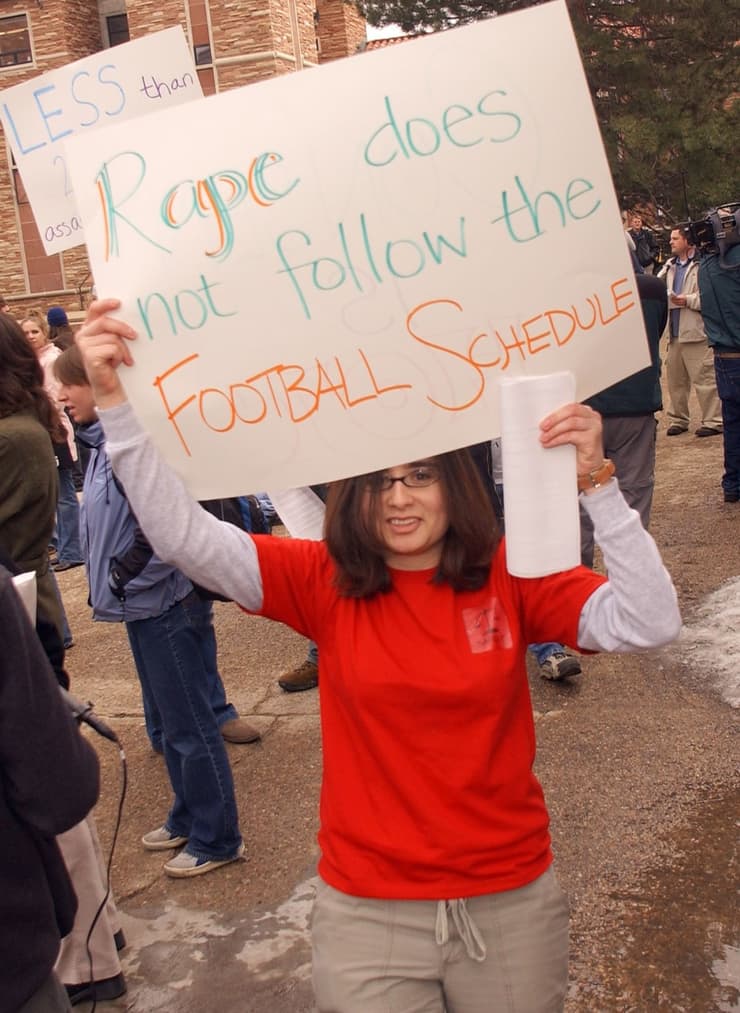 סטודנטית מפגינה נגד גארי ברנט והקבוצה