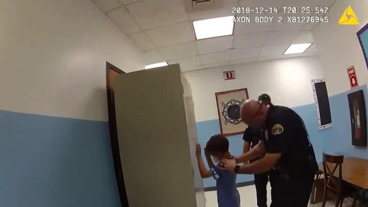 שוטרים מנסים לאזוק בן 8 שהרביץ למורה
