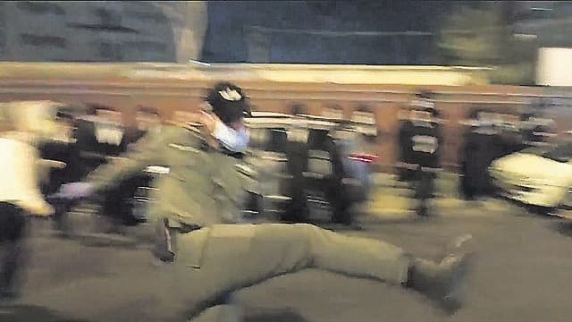 שוטר בהפגנה שתיעד הצלם פרלמוטר