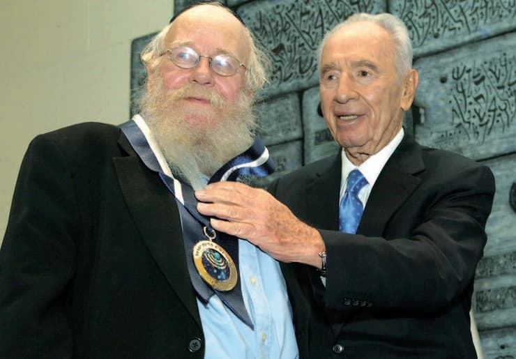 שמעון פרס מעניק לרב עדין שטיינזלץ ז''ל את ''עיטור הנשיא'' בשנת 2012