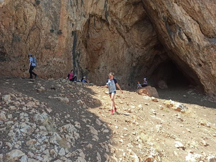המערות במצוק הארבל