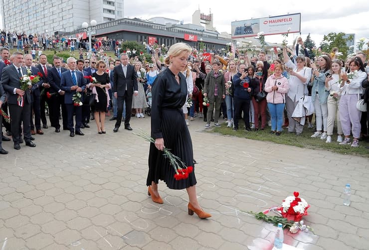 בלארוס מחאה שגרירת שבדיה מניחה פרחים לזכר מפגין ש נהרג