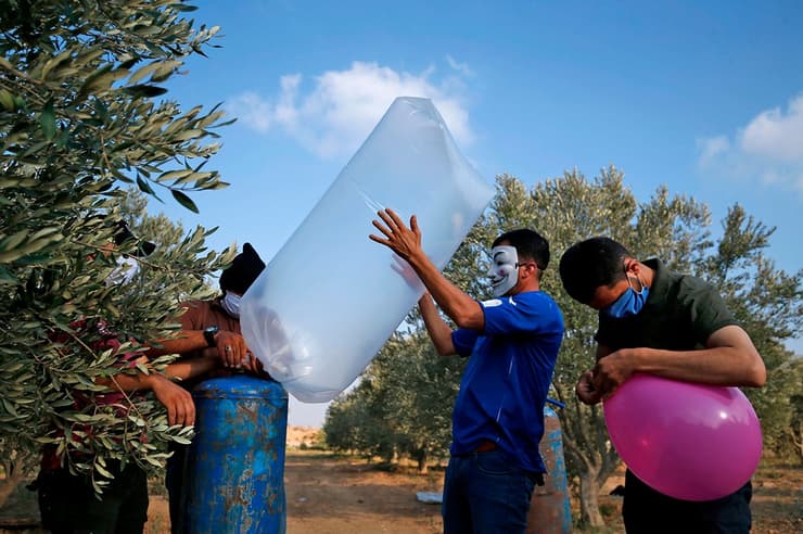 פלסטינים מפריחים בלוני נפץ לעבר ישראל