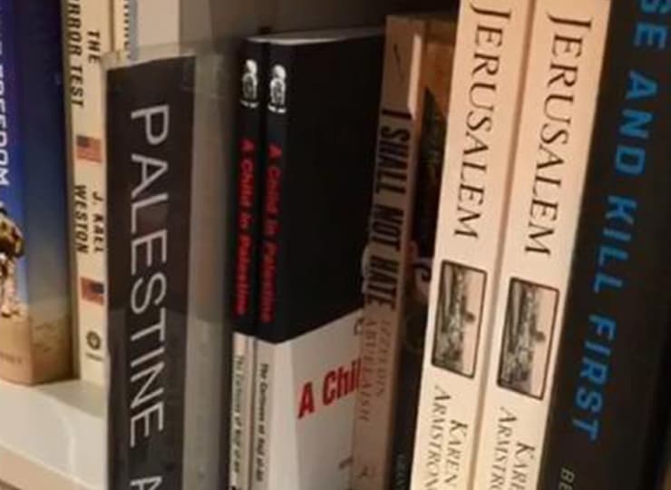 חנות ספרים עדיין עם קטלוג של פלסטין בחנות ספרים