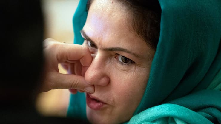 אפגניסטן פאוזיה קופי נציגה בשיחות השלום עם טליבאן שרדה ניסיון התנקשות