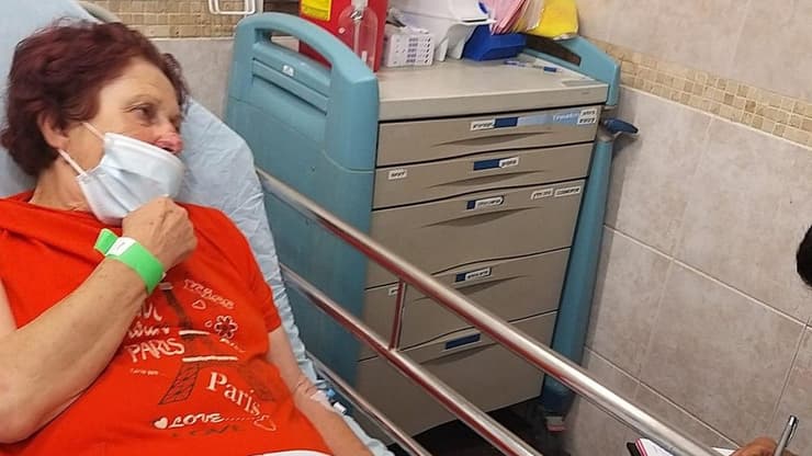 שושנה הרשקו בבית החולים מאיר לאחר התקיפה