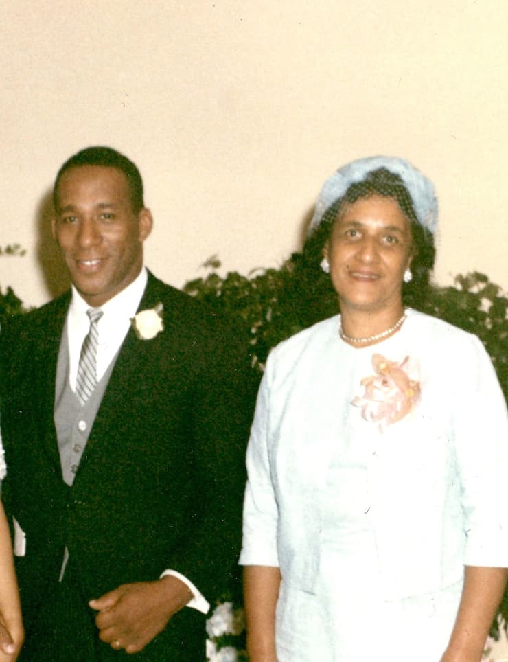 עם אמו קלרה בחתונתו הראשונה, 1965