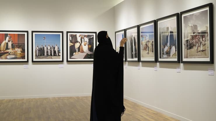 אישה בתערוכה בדובאי