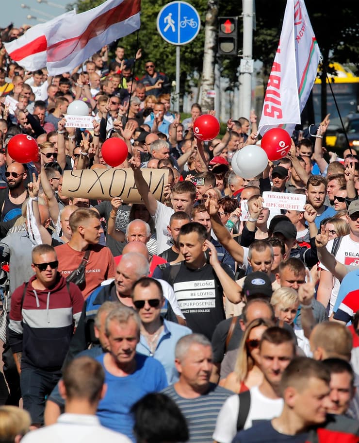 עובדי מפעל ממשלתי מפגינים נגד הרודן לוקשנקו ב מינסק בלארוס 