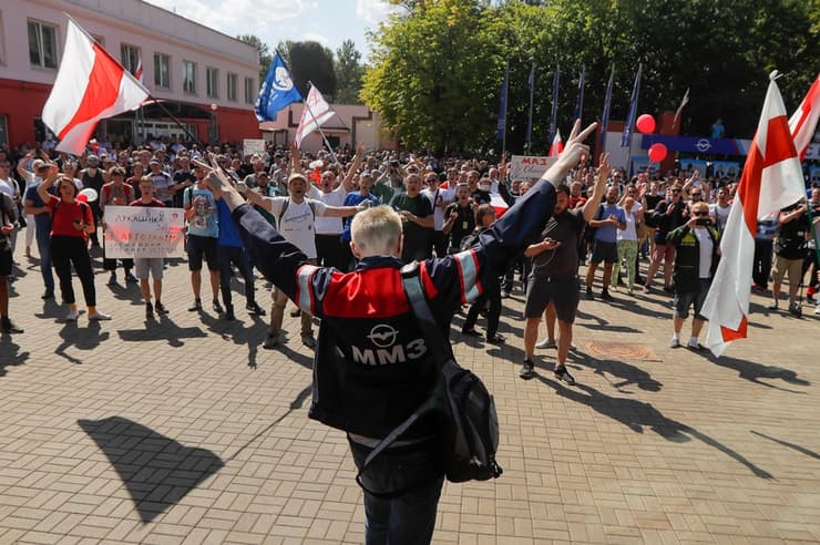 מפגינים  ב מינסק בלארוס  נגד הנשיא אלכסנדר לוקשנקו 