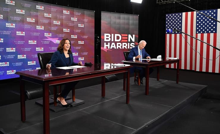 ארה"ב בחירות ג'ו ביידן ו קמלה האריס קמאלה האריס חותמים על מסמכים ל קבלת המועמדות ב הוועידה הדמוקרטית