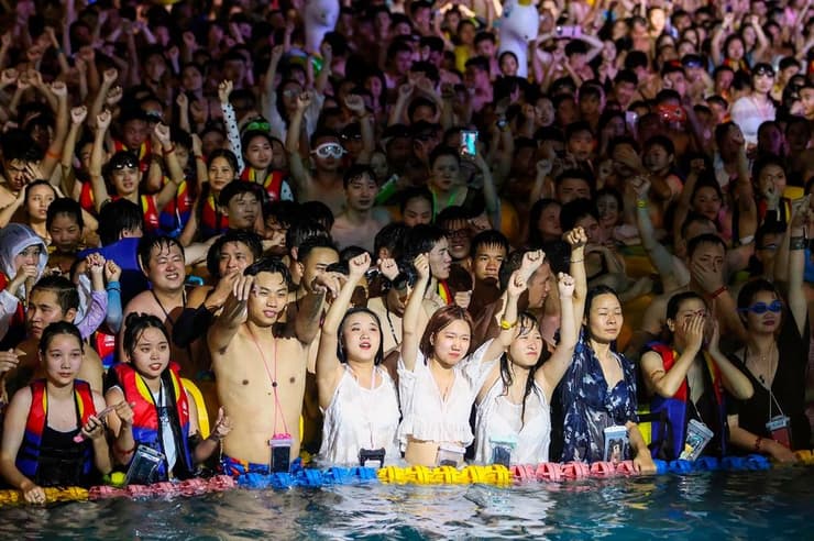 סין ווהאן פארק מים מסיבה אחרי נגיף קורונה