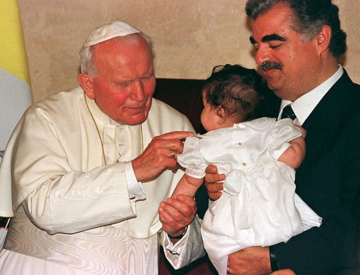 ראש ממשלת לבנון לשעבר רפיק אל חרירי עם נכדו ו האפיפיור יוחנן פאולוס ב לבנון ב 1997